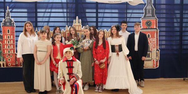 grupa młodzieży w strojach z 1794 roku