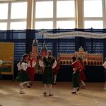 uczniowie tańczący krakowiaka