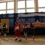 uczniowie tańczący krakowiaka