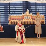 uczeń w trakcie odtwarzania roli Tadeusza Kościuszki