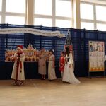 uczeń w trakcie odtwarzania roli na apelu