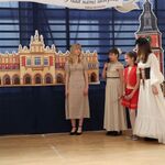 uczeń w trakcie odtwarzania roli na apelu