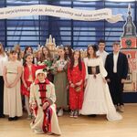 grupa młodzieży w strojach z roku 1794